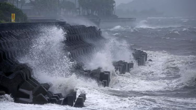 Ombak besar di wilayah Ibusuki, Prefektur Kagoshima.