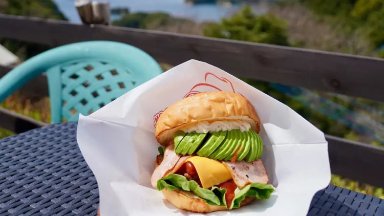 Burger Sasebo, resep burger ala marinir Amerika Serikat (Visit Kyushu).