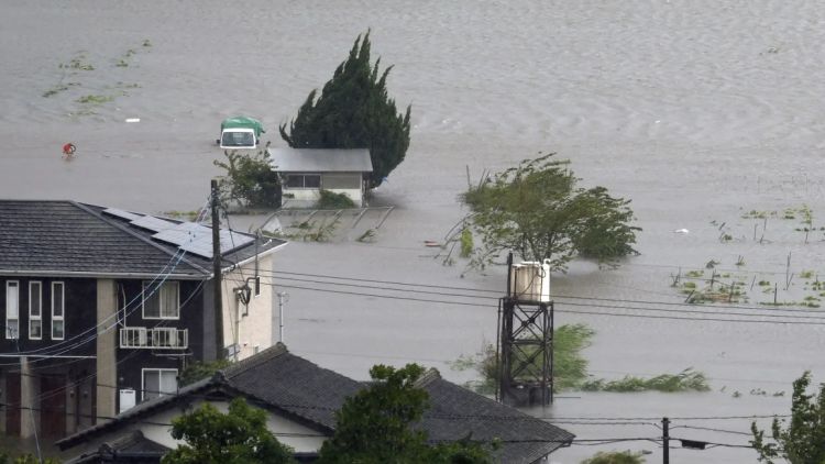 Banjir akibat Topan Shanshan di Yufu, Prefektur Oita (Kyodo/Reuters via CNN).