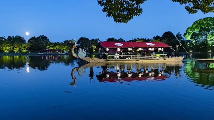 Melihat pantulan bulan di danau (enjoy-osaka-kyoto-kobe.com). Melihat pantulan bulan di danau (enjoy-osaka-kyoto-kobe.com).