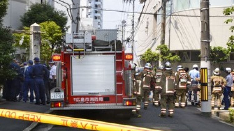 Pasukan pemadam kebakaran diterjunkan di tempat ditemukannya gas beracun (Kyodo) Pasukan pemadam kebakaran diterjunkan di tempat ditemukannya gas beracun (Kyodo)