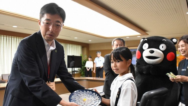 Karin Tabira dan Gubernur Takashi Kimura (Mainichi).