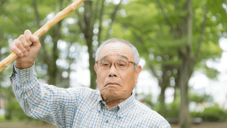 Ilustrasi orang tua yang menyebalkan  Ilustrasi orang tua yang menyebalkan