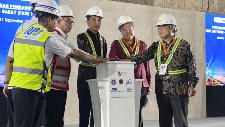 Presiden Indonesia Joko Widodo dan Duta Besar Jepang untuk Indonesia Yasushi Masaki.