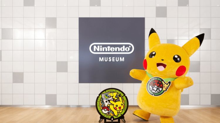 Pikachu sedang memamerkan penutup lubang got bergambar dirinya di Kyoto Nintendo Museum