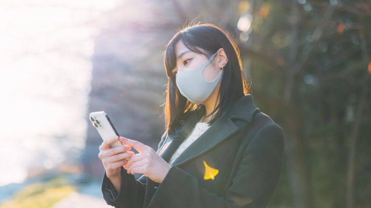 Ilustrasi gadis sekolah menggunakan aplikasi kencan