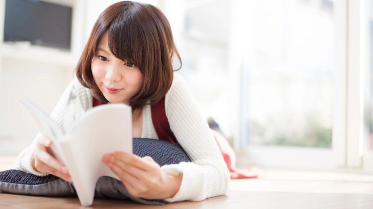 Ilustrasi gadis Jepang sedang membaca buku Lebih dari Penduduk Jepang tak membaca buku