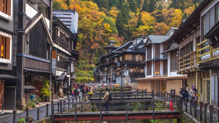 Warna Ginzan Onsen saat musim gugur (Outside The Room). Warna Ginzan Onsen saat musim gugur (Outside The Room).