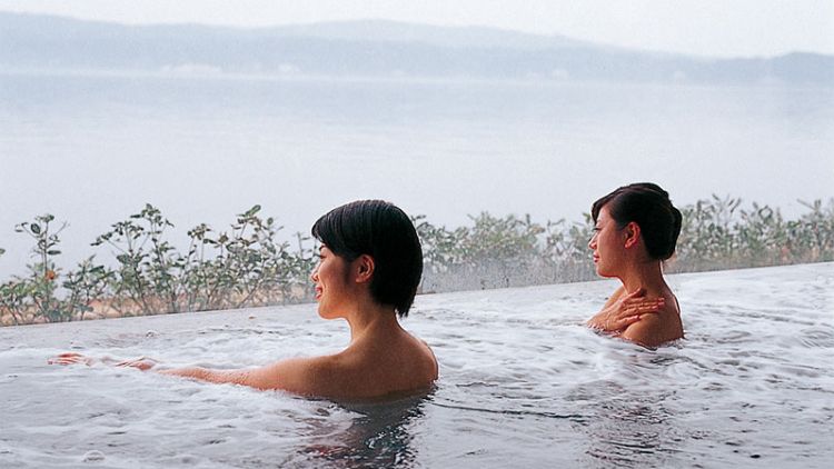 Dua orang wanita sedang berendam di Pemandian Air Panas Wakura (JR West) Dua orang wanita sedang berendam di Pemandian Air Panas Wakura (JR West)