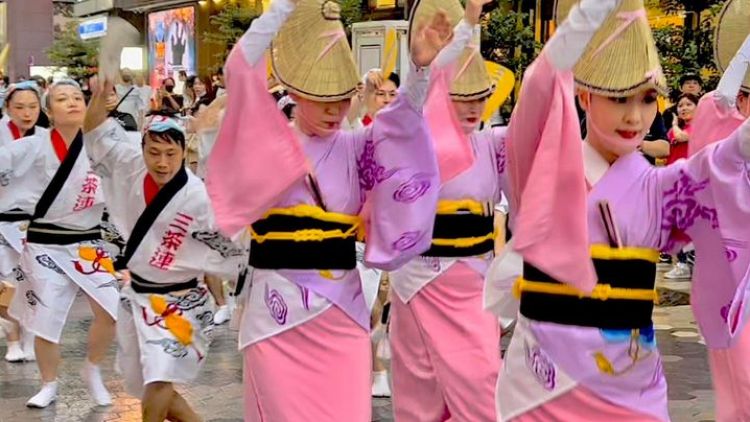 Parade para penari pada festival Asakusa Awa Odori (Asakusa Tourism Federation) Parade para penari pada festival Asakusa Awa Odori (Asakusa Tourism Federation)