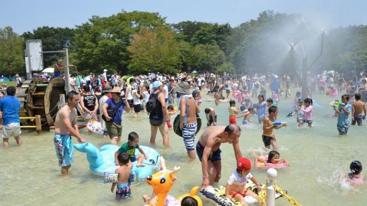 Para pengunjung menikmati air mancur di musim panas (Funabashi Tourism)