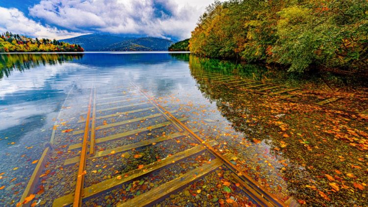 Pemandangan rel kereta yang tenggelam di Danau Shikaribetsu