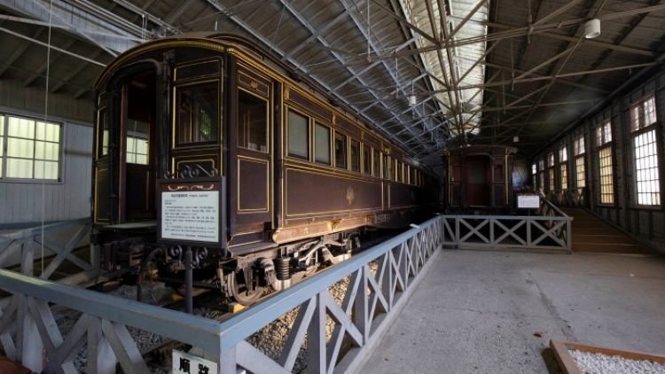 Eksterior gerbong kereta kekaisaran Meiji (Wayfarer Daves) Eksterior gerbong kereta kekaisaran Meiji (Wayfarer Daves)