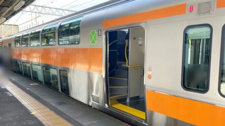 Green Cars yang ada di Chuo Line Rapid.