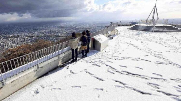 Observatorium puncak di Gunung Moiwa yang diselimuti salju