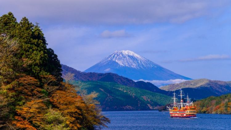 Danau Ashi saat musim gugur dengan latar belakang Gunung Fuji