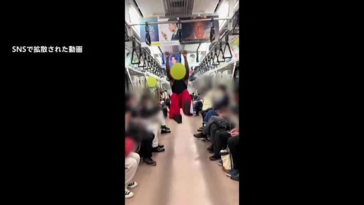Konten turis asal AS yang mengganggu publik di kereta Jepang Konten turis asal AS yang mengganggu publik di kereta Jepang