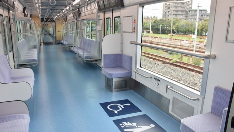 Terdapat jendela berukuran besar di bagian dalam kereta komuter seri 4000 yang baru (Mainichi) kereta komuter seri 4000 yang baru milik Fukuoka City Subway
