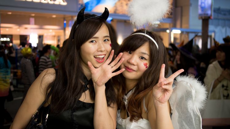 Dua orang gadis yang bercosplay pada perayaan Halloween di Shibuya (Ken Garcia) Aktivitas seru yang bisa kamu lakukan untuk merayakan halloween di Jepang