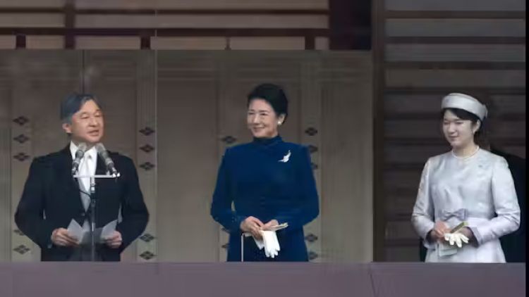 Kaisar Naruhito bersama Permaisuri Masako dan putri mereka, Aiko
