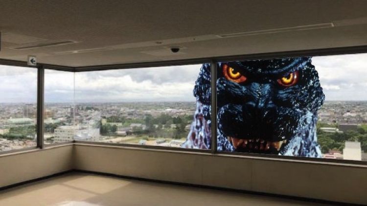 Godzilla yang sedang mengintip dibalik jendela