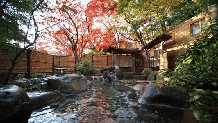 Pemandian air panas terbuka di Arairyokan