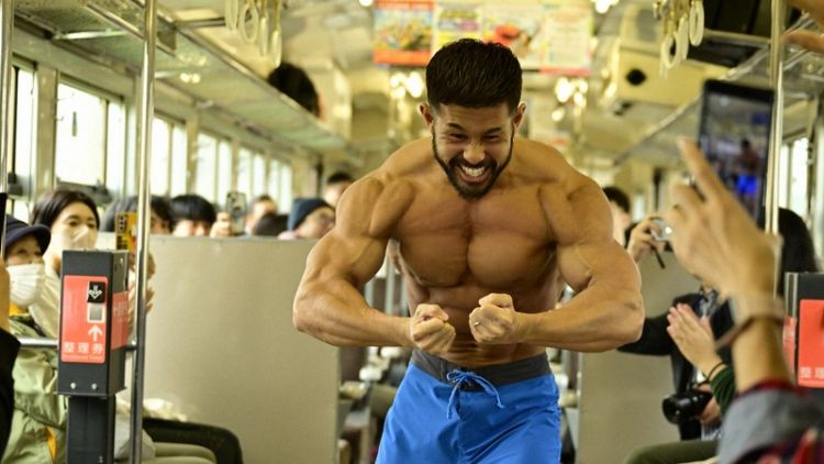 seorang binaragawan di dalam kereta