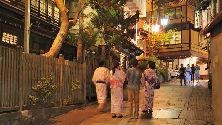 Berjalan-jalan di Yudanaka Onsen sambil mengenakan Yukata