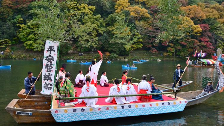 Parade perahu era Heian di Sungai Oi Parade perahu era Heian di Sungai Oi
