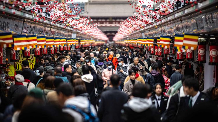 Para turis memadati jalan perbelanjaan di distrik Asakusa dekat Kuil Sensoji, Tokyo. Para turis memadati jalan perbelanjaan di distrik Asakusa dekat Kuil Sensoji, Tokyo.