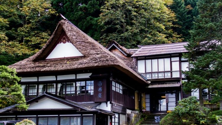 Ryokan beratap jerami yang ikonik di Shirabu Onsen
