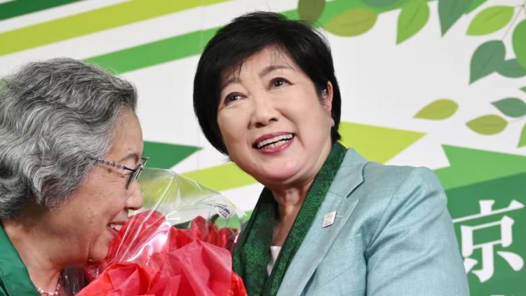 Gubernur Tokyo Yuriko Koike menerima karangan bunga dari para pendukungnya (Mizuho Miyazaki)