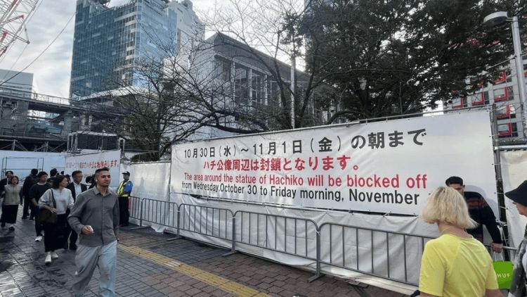 Patung Hachiko di Stasiun Shibuya ditutupi oleh tirai