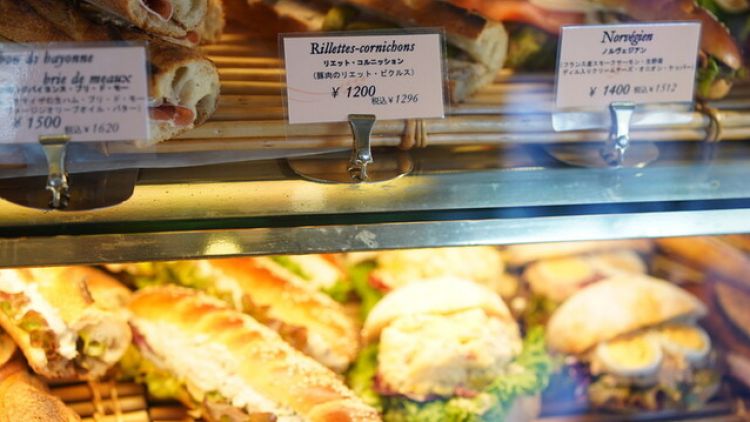 Roti-roti yang ditampilkan di toko roti VIRON