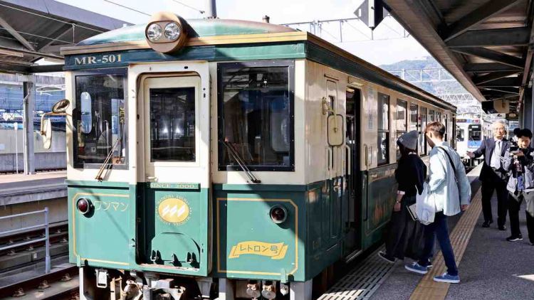 Kereta wisata Retron