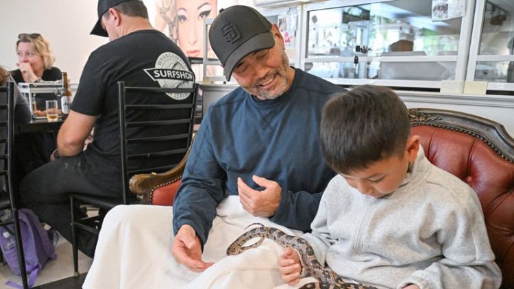 Kafe ular Tokyo Snake  Center 