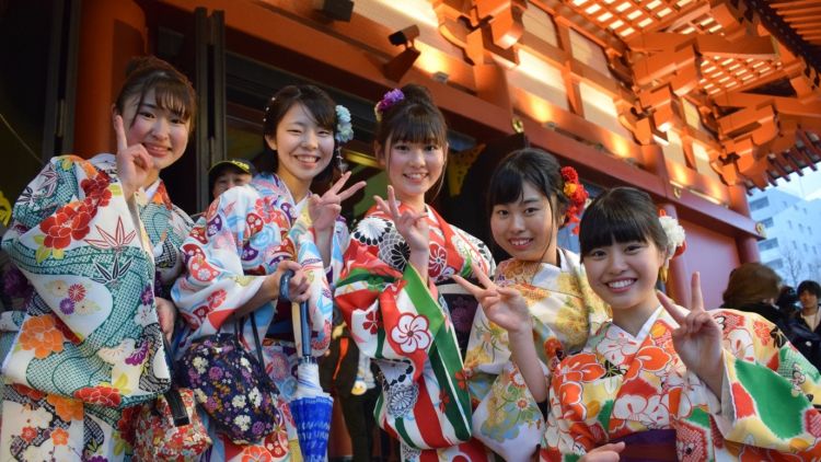 Gadis-gadis di Jepang yang merayakan Hari Kedewasaan Gadis-gadis di Jepang yang merayakan Hari Kedewasaan