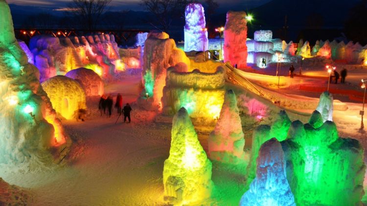 Iluminasi yang memukau di Festival Es Danau Shikotsu (Visit Hokkaido) Iluminasi yang memukau di Festival Es Danau Shikotsu (Visit Hokkaido)