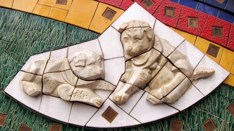 Relief Hachiko di Stasiun JR Shibuya Relief Hachiko di Stasiun JR Shibuya