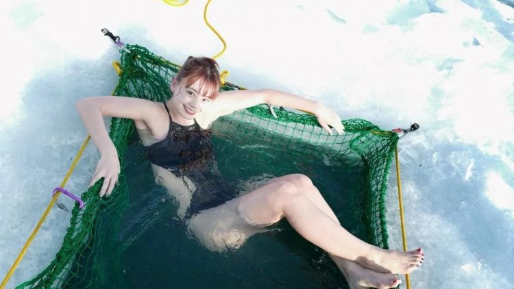 Seorang perempuan berendam di dalam es (PR TImes) Seorang perempuan berendam di dalam es (PR TImes)