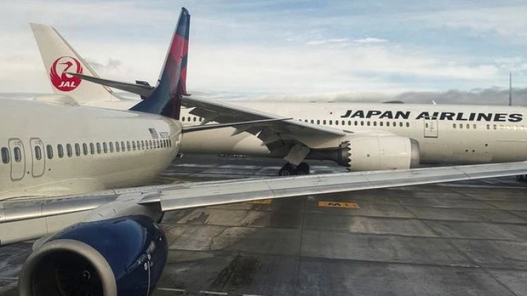 Japan Airlines menabrak Delta Air Lines saat mendarat. Japan Airlines menabrak Delta Air Lines saat mendarat.