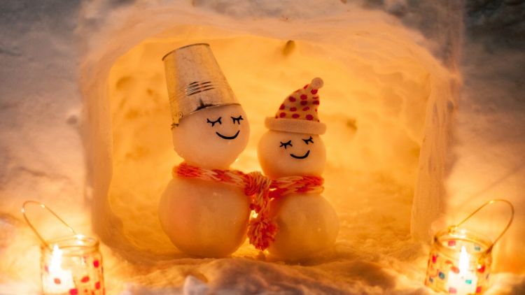 Patung-patung salju yang dihiasi lilin