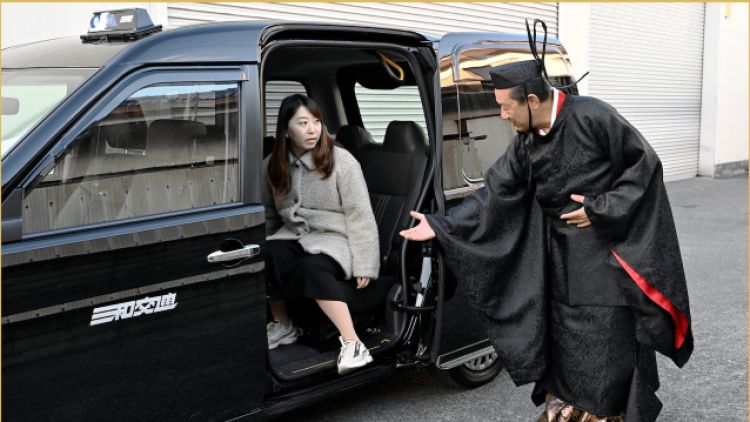 Naik taksi unik bareng bangsawan kuge