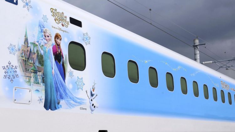 Tokaido Shinkansen bertema karakter Disney.