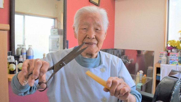Wanita Jepang Usia 108 Tahun Jadi Tukang Cukur Rambut Tertua di Dunia