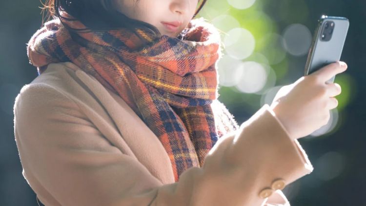 Ilustrasi penggunaan ponsel pintar di luar ruangan (Pakutaso).