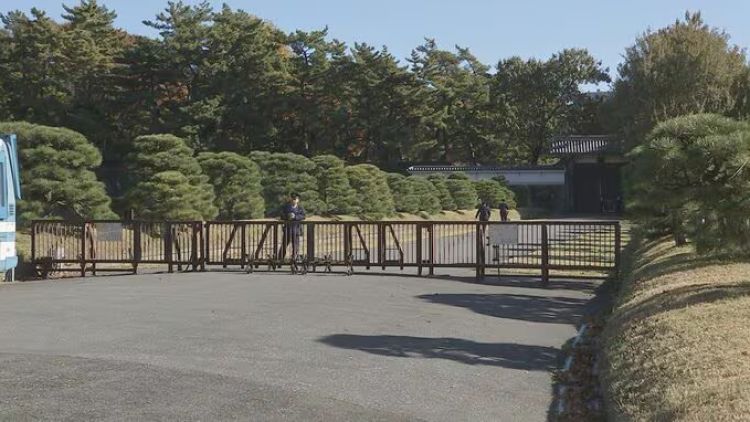 WNA masuk halaman istana kekaisaran tokyo