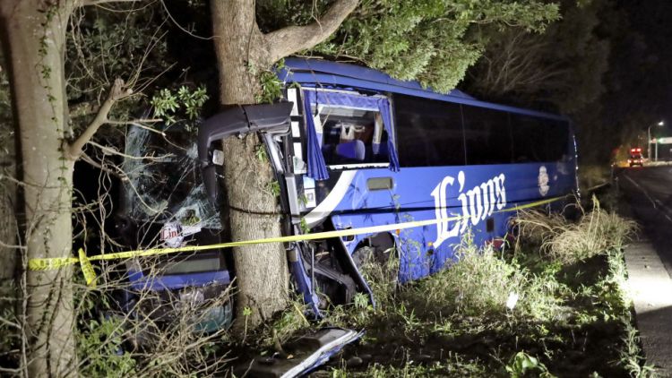 Armada bus dari Seibu Kanko Co. yang alami kecelakaan di kota Mihama, Prefektur Mie. Armada bus dari Seibu Kanko Co. yang alami kecelakaan di kota Mihama, Prefektur Mie.