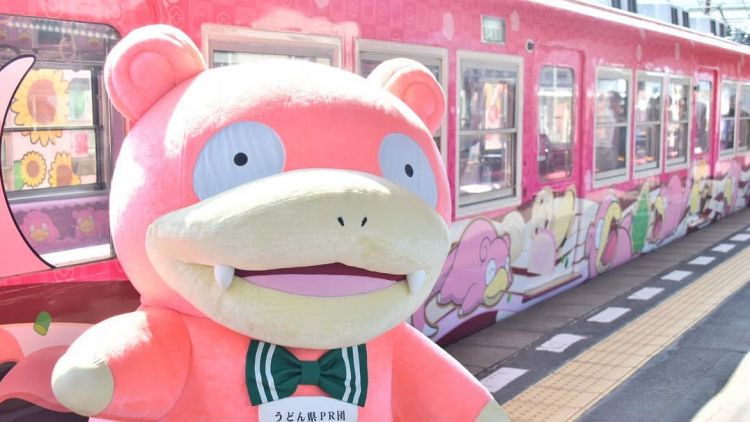 Slowpoke memamerkan kereta yang bertema dirinya
