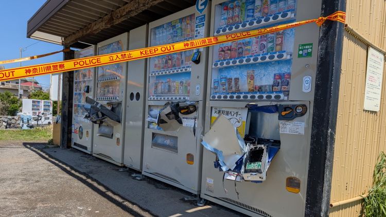 3 vending machine di Kamakura Seaside Park yang dirusak dan dijarah 3 vending machine di Kamakura Seaside Park yang dirusak dan dijarah oleh turis asing